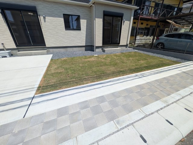 土浦市天川1丁目　3期　新築戸建て2号棟の庭|リビングに明るい光を届ける南庭。
お子様の遊び場やペットのスペースとしても最適です。
室内外で心地よい暮らしが叶います。