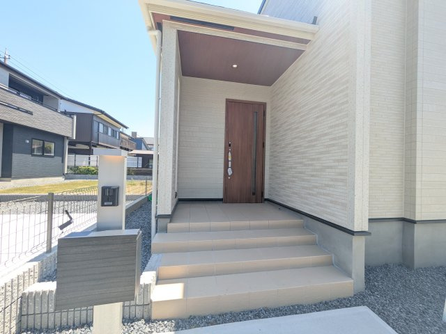 土浦市天川1丁目　3期　新築戸建て2号棟の玄関|玄関ドアはカードキーで開閉も楽々♪
スマホでの開錠と施錠も可能です！
玄関上部には人感センサー付きのダウンライトがあるので、夜間の帰宅時に自動で点灯してくれます♪
防犯対策面にも一役買ってくれます！