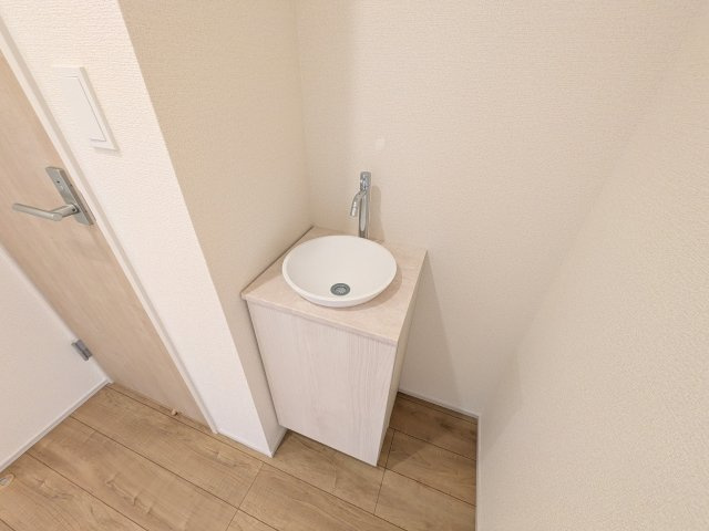 土浦市天川1丁目　3期　新築戸建て2号棟のその他|トイレのすぐ隣にある手洗い。お家に帰ってきた際にも清潔に入れます。
