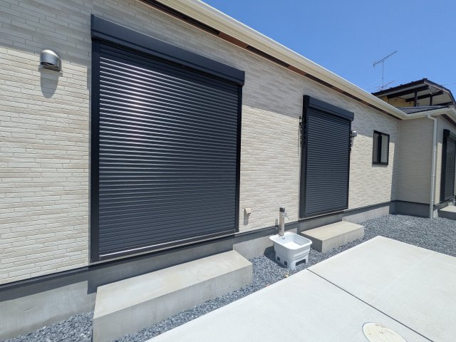 土浦市天川1丁目　3期　新築戸建て2号棟の防犯設備|防犯・防災だけでなく、シャッターを閉めることで断熱効果もアップ。
外気の影響を受けにくく、冷暖房効率の向上も期待できます。
