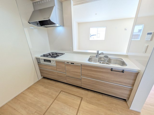 土浦市天川1丁目　3期　新築戸建て2号棟のキッチン|料理がもっと楽しくなる広々としたワークトップ。お手入れしやすい素材を採用し、日々の掃除もラクラクこなせます。