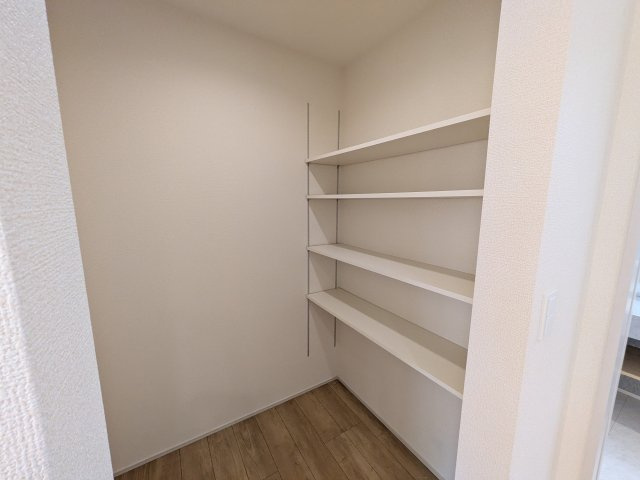 土浦市天川1丁目　3期　新築戸建て2号棟のキッチン|キッチン横の便利な位置にパントリーを設置。調理中や買い出し後、スムーズに物の出し入れができる家事ラク動線です。