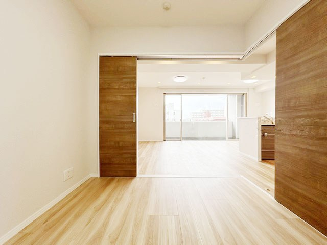 【子供部屋】 | 西台パーク・ホームズ | 収納スペースを備えた洋室。現地をご覧になった際には、部屋の大きさのほか、収納部分のサイズなどもご確認ください。～即日のご見学可能～　お問合せはお気軽にどうぞ。
