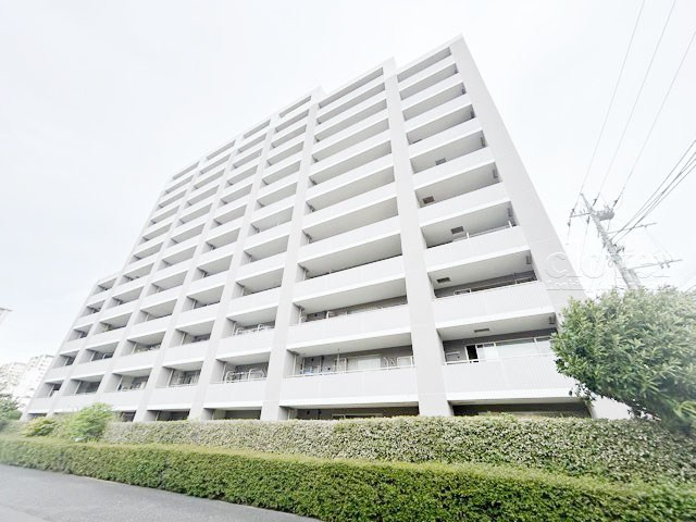 【外観】 | 西台パーク・ホームズ | 手入れの行き届いた外壁やエントランスなど、「見ればわかる」レベルで清潔感を保ったマンションです。築年数を感じさせない姿で皆様をお出迎えします。～即日のご見学可能～　お問合せはお気軽にどうぞ。

