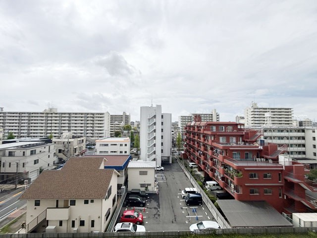 【展望】 | 西台パーク・ホームズ | 眼前に広がる空の雄大さと、このお部屋の自慢の一つである「眺望」をご覧ください。毎日、この景色を独り占めできる新生活に夢が広がります。～即日のご見学可能～　お問合せはお気軽にどうぞ。

