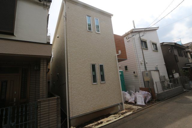 ノーブルたかの台Ⅰの外観|■１号棟
□大切なお車を守る車庫
□全室６帖以上　快適でゆとりのあるおうち時間を過ごせます
□バルコニーは奥行きがあるので椅子やテーブルを出してちょっとした休憩スペースに
