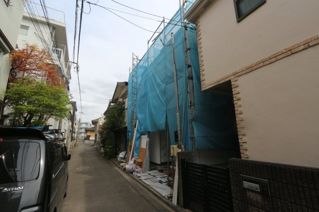 ノーブルたかの台Ⅰの外観|■２号棟
□陽当たりとプライバシーが守られる２階リビング♪
□ご家族と会話を楽しみながら料理が出来る人気の対面キッチン
□季節物の家電やアウトドア用品、衣類や寝具など様々な物の収納に便利なロフト