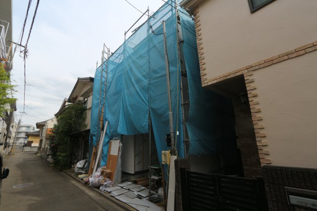 ノーブルたかの台Ⅰの外観|食器洗浄乾燥機、ビルトイン浄水器が装備された対面式カウンターキッチン。リビングが見渡せる設計は、小さなお子様がいるご家庭でも料理をしながら様子が伺える安心設計