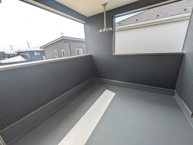 常総市新石下　第10　新築戸建　2号棟のバルコニー|人気のインナーバルコニー。室内と一体感があり、雨の日のお子様の遊び場や、ペットの安全な外気浴スペースにも最適です♪