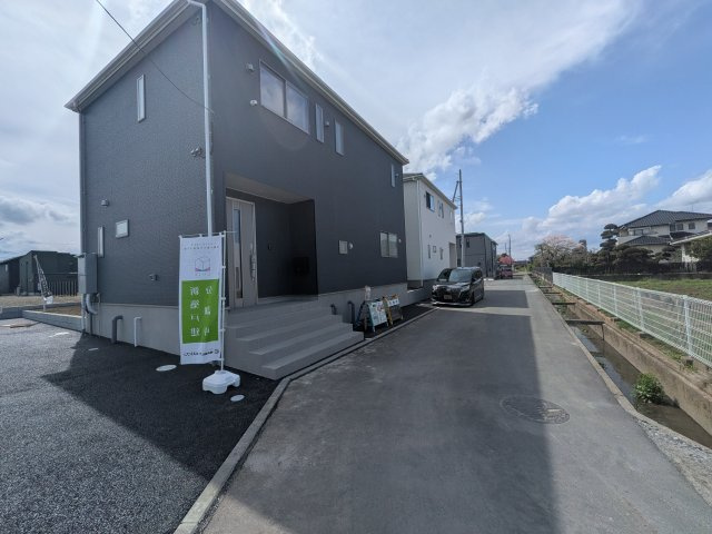 常総市新石下　第10　新築戸建　2号棟の前面道路含む現地写真|写真だけでは伝わらない快適さを、ぜひ現地で体感しませんか？
即日見学可能です！平日のご案内も可能です♪
お気軽にお問合せまたはお電話ください！
0297-86-8370まで【リアライズ不動産】