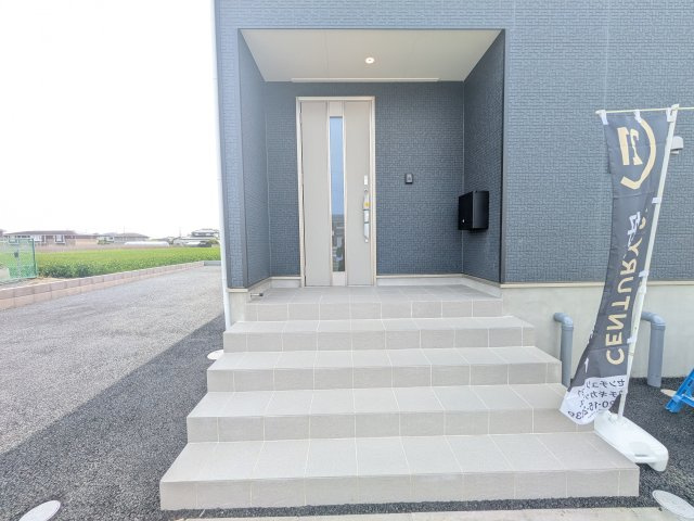 常総市新石下　第10　新築戸建　2号棟の玄関|玄関ドアはカードキーで開閉も楽々♪
スマホでの開錠と施錠も可能です！
玄関上部には人感センサー付きのダウンライトがあるので、夜間の帰宅時に自動で点灯してくれます♪
防犯対策面にも一役買ってくれます！