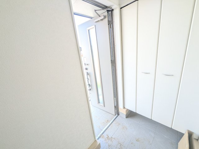 常総市新石下　第10　新築戸建　2号棟の玄関|家族全員の靴がスッキリ片付く大容量シューズボックス完備。お客様を気持ちよく迎えられる、明るく清潔感あふれる玄関です。