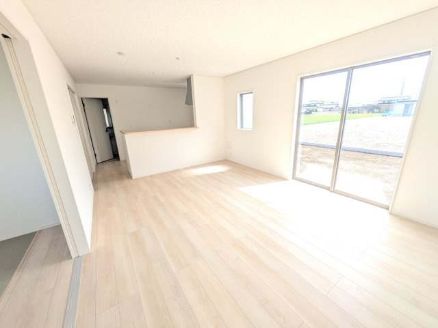 常総市新石下　第10　新築戸建　2号棟の居間・リビング|家族の会話が自然と弾む、広々としたゆとりのLDK。南西向きの窓からたっぷりの光が射し込む明るく快適な空間です。