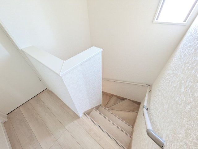 常総市新石下　第10　新築戸建　2号棟の内装|窓付きで明るい階段は、手すり付きでお子様からご年配の方まで安心して上り下りができます♪