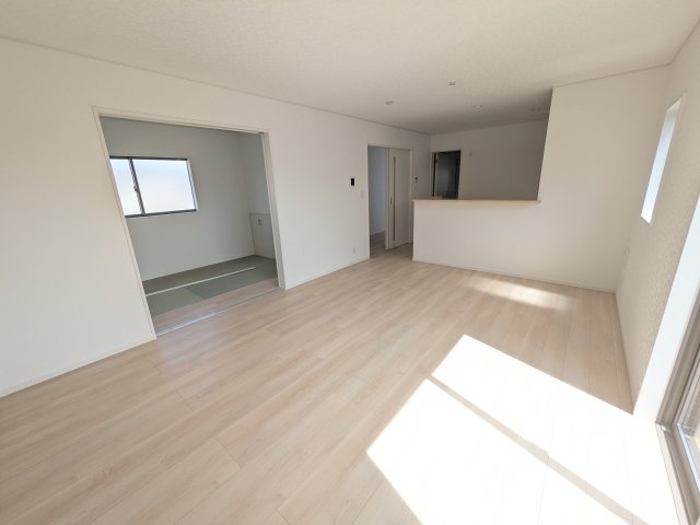常総市新石下　第10　新築戸建　2号棟の居間・リビング|居心地の良いデザインと機能性を両立。ご友人を招いたり、趣味を楽しんだり、様々なシーンで活躍する団らんの中心地です。