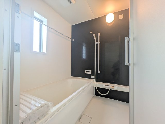 常総市新石下　第10　新築戸建　2号棟の浴室|1坪タイプのゆったりとしたバスルームは浴室暖房換気乾燥機付きで、どんな季節でも快適なバスタイムを満喫出来ます♪ 窓付きで明るく開放的なところも良いですね！