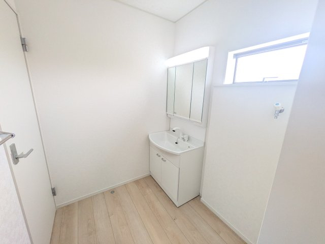 常総市新石下　第10　新築戸建　2号棟の独立洗面台|三面鏡の洗面化粧台はミラー扉の内側がすべて収納スペースになっており、収納力も魅力的です♪
ボックスティッシュも収納可能で、可変トレイは収納物に応じて高さ調整ができます！
取り外して洗えるので清潔です♪