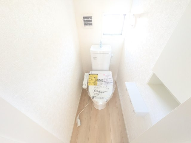 常総市新石下　第10　新築戸建　2号棟のトイレ|少ない水でもパワフルに洗浄する節水設計。清潔さと機能性を両立させた、毎日気持ち良く使えるトイレ空間です。