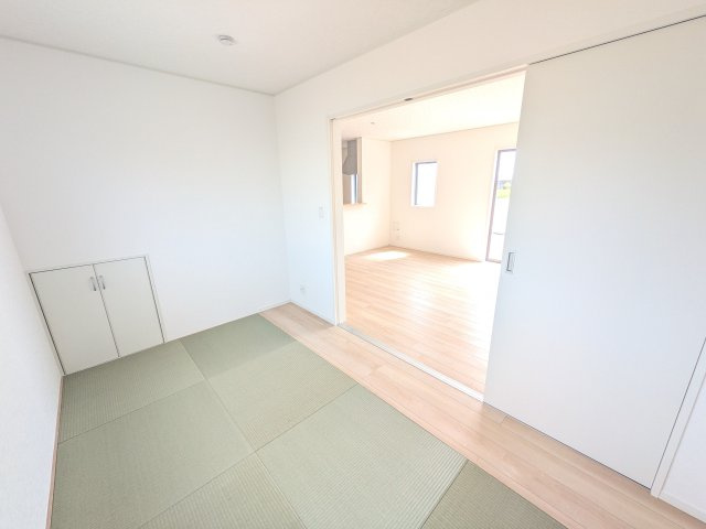 常総市新石下　第10　新築戸建　2号棟の和室|琉球畳の和室は陽当たりも良く、落ち着ける空間です♪
リビングとの続き間になっているので、お子様の遊ぶスペースやお昼寝などにも使えます！
押し入れもあり収納にも困りません♪
