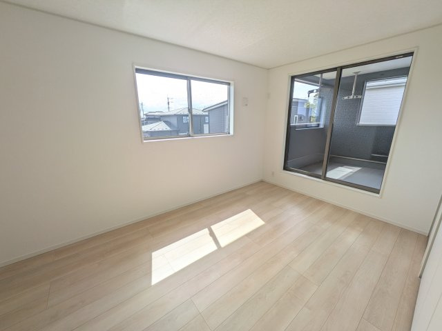 常総市新石下　第10　新築戸建　2号棟の洋室|バルコニーに面した明るい２面採光で、毎朝爽やかな光を感じられます。