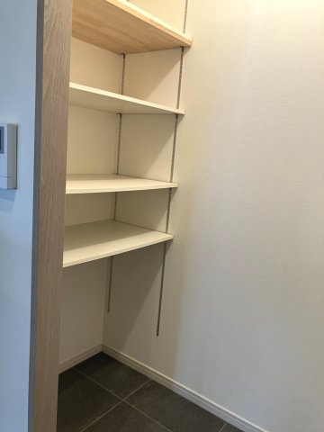 天満橋北スカイハイツの収納|パントリーがありますので、備蓄品の収納も可能