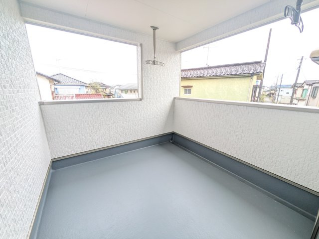 つくば市高見原　第18　新築戸建て　のバルコニー|人気のインナーバルコニー。室内と一体感があり、雨の日のお子様の遊び場や、ペットの安全な外気浴スペースにも最適です♪