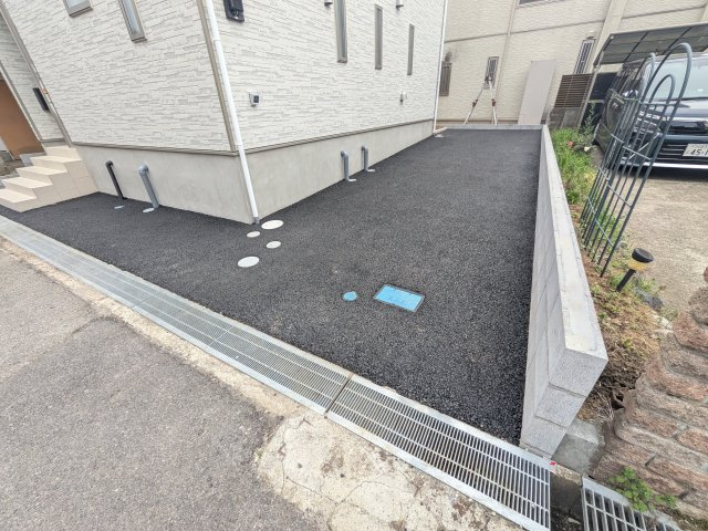 つくば市高見原　第18　新築戸建て　の駐車場|駐車2台可能で、出し入れしやすいゆとりのカースペース。
月々の駐車場代が不要な点も大きな魅力です。