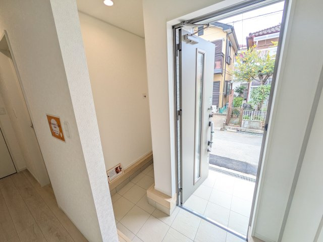 つくば市高見原　第18　新築戸建て　の玄関|家族全員の靴がスッキリ片付く大容量シューズボックス完備。お客様を気持ちよく迎えられる、明るく清潔感あふれる玄関です。