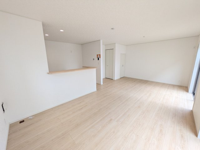 つくば市高見原　第18　新築戸建て　の居間・リビング|家族の会話が自然と弾む、広々としたゆとりのLDK。南西向きの窓からたっぷりの光が射し込む明るく快適な空間です。