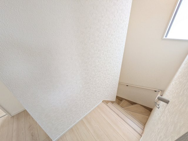 つくば市高見原　第18　新築戸建て　の内装|窓付きで明るい階段は、手すり付きでお子様からご年配の方まで安心して上り下りができます♪