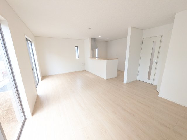 つくば市高見原　第18　新築戸建て　の居間・リビング|居心地の良いデザインと機能性を両立。ご友人を招いたり、趣味を楽しんだり、様々なシーンで活躍する団らんの中心地です。