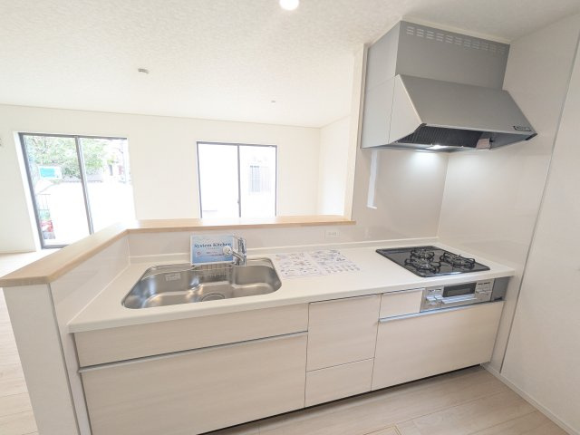つくば市高見原　第18　新築戸建て　のキッチン|対面式カウンターでリビングとの一体感を演出。使いやすい動線と豊富な収納で、毎日の料理時間も快適に過ごせます。