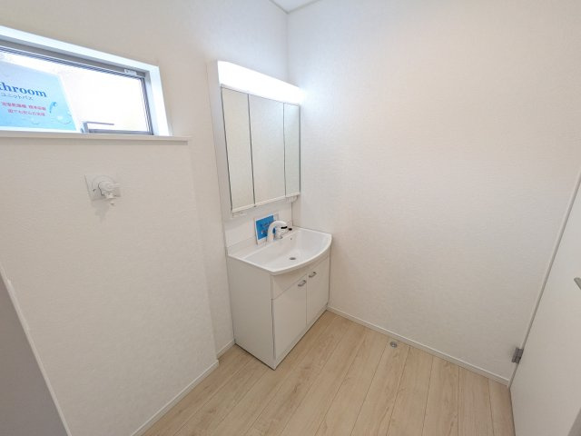 つくば市高見原　第18　新築戸建て　の独立洗面台|三面鏡の洗面化粧台はミラー扉の内側がすべて収納スペースになっており、収納力も魅力的です♪
ボックスティッシュも収納可能で、可変トレイは収納物に応じて高さ調整ができます！
取り外して洗えるので清潔です♪