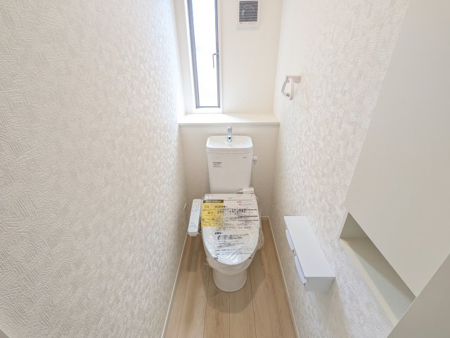 つくば市高見原　第18　新築戸建て　のトイレ|少ない水でもパワフルに洗浄する節水設計。清潔さと機能性を両立させた、毎日気持ち良く使えるトイレ空間です。