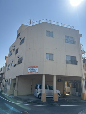 【外観】 | 上野コーポ | 駐車場は１台ずつ屋根付きです