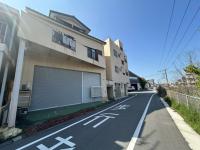 【外観】 | 上野コーポ | 倉庫側のシャッターと２階が借家になります。