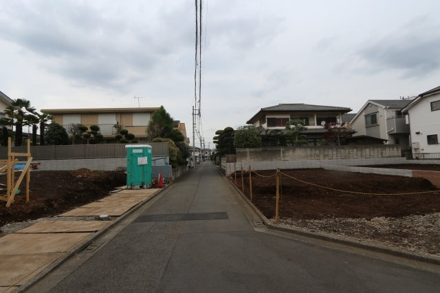 【Blooming Garden】小平鈴木町１丁目の外観|カースペース2台並列で駐車可能！ゆとりのカースペースで来客時にも便利です。