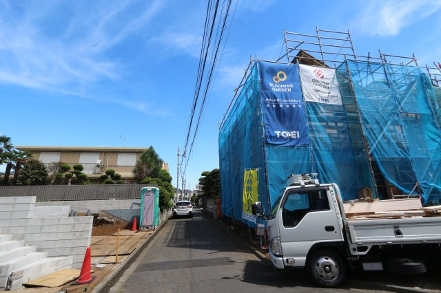 【Blooming Garden】小平鈴木町１丁目の外観|カースペース2台並列で駐車可能！ゆとりのカースペースで来客時にも便利です。
