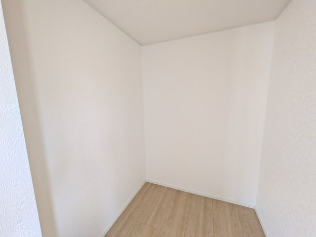 かすみがうら市下稲吉　第15　新築戸建て　５号棟の収納|大容量のクローゼットを完備。衣類から季節家電までスッキリ片付き、空間を有効活用できます。