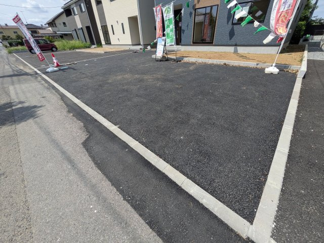 かすみがうら市下稲吉　第15　新築戸建て　５号棟の駐車場|駐車4台可能で、出し入れしやすいゆとりのカースペース。
月々の駐車場代が不要な点も大きな魅力です。