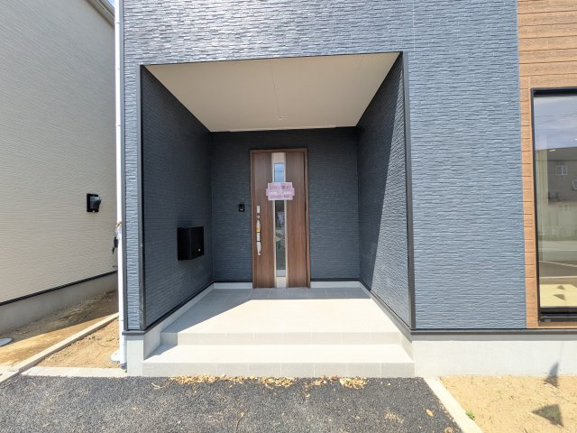 かすみがうら市下稲吉　第15　新築戸建て　５号棟の玄関|玄関ドアはカードキーで開閉も楽々♪
スマホでの開錠と施錠も可能です！
玄関上部には人感センサー付きのダウンライトがあるので、夜間の帰宅時に自動で点灯してくれます♪
防犯対策面にも一役買ってくれます！