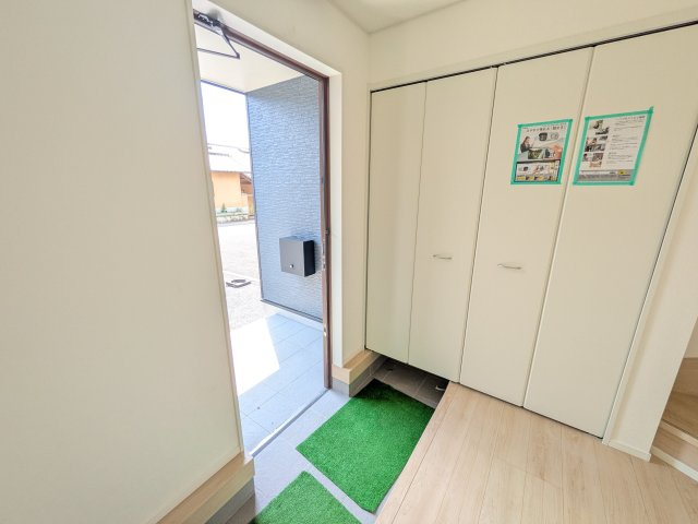 かすみがうら市下稲吉　第15　新築戸建て　５号棟の玄関|家族全員の靴がスッキリ片付く大容量シューズボックス完備。お客様を気持ちよく迎えられる、明るく清潔感あふれる玄関です。