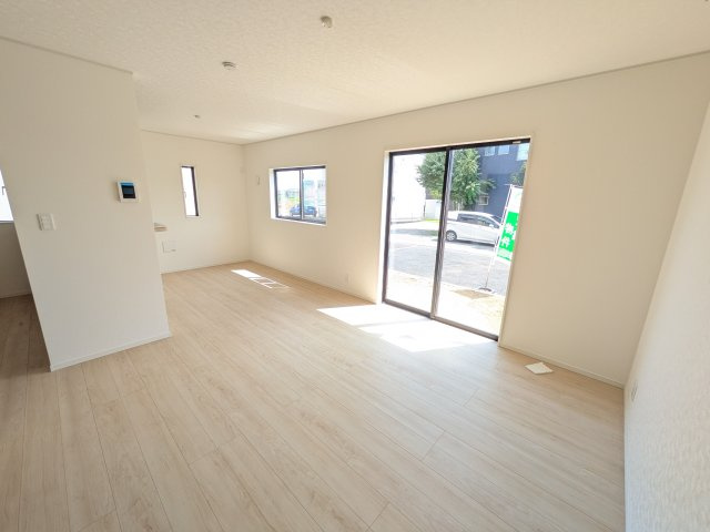 かすみがうら市下稲吉　第15　新築戸建て　５号棟の居間・リビング|家族の会話が自然と弾む、広々としたゆとりのLDK。南西向きの窓からたっぷりの光が射し込む明るく快適な空間です。