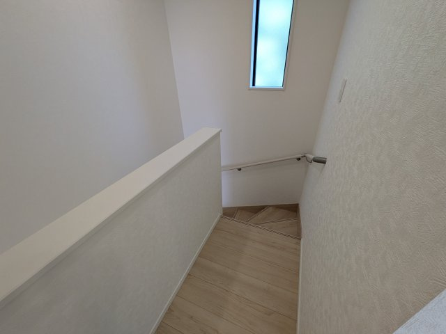 かすみがうら市下稲吉　第15　新築戸建て　５号棟の内装|窓付きで明るい階段は、手すり付きでお子様からご年配の方まで安心して上り下りができます♪
