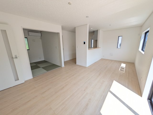 かすみがうら市下稲吉　第15　新築戸建て　５号棟の居間・リビング|居心地の良いデザインと機能性を両立。ご友人を招いたり、趣味を楽しんだり、様々なシーンで活躍する団らんの中心地です。
