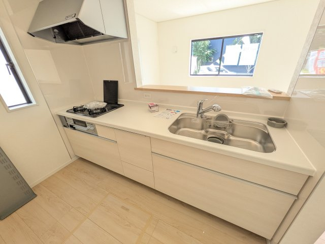 かすみがうら市下稲吉　第15　新築戸建て　５号棟のキッチン|対面式カウンターでリビングとの一体感を演出。使いやすい動線と豊富な収納で、毎日の料理時間も快適に過ごせます。