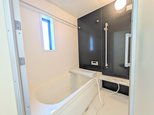 かすみがうら市下稲吉　第15　新築戸建て　５号棟の浴室|1坪タイプのゆったりとしたバスルームは浴室暖房換気乾燥機付きで、どんな季節でも快適なバスタイムを満喫出来ます♪ 窓付きで明るく開放的なところも良いですね！