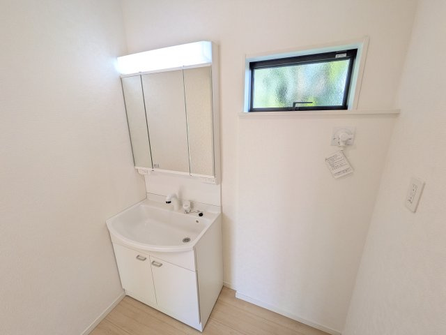 かすみがうら市下稲吉　第15　新築戸建て　５号棟の独立洗面台|三面鏡の洗面化粧台はミラー扉の内側がすべて収納スペースになっており、収納力も魅力的です♪
ボックスティッシュも収納可能で、可変トレイは収納物に応じて高さ調整ができます！
取り外して洗えるので清潔です♪