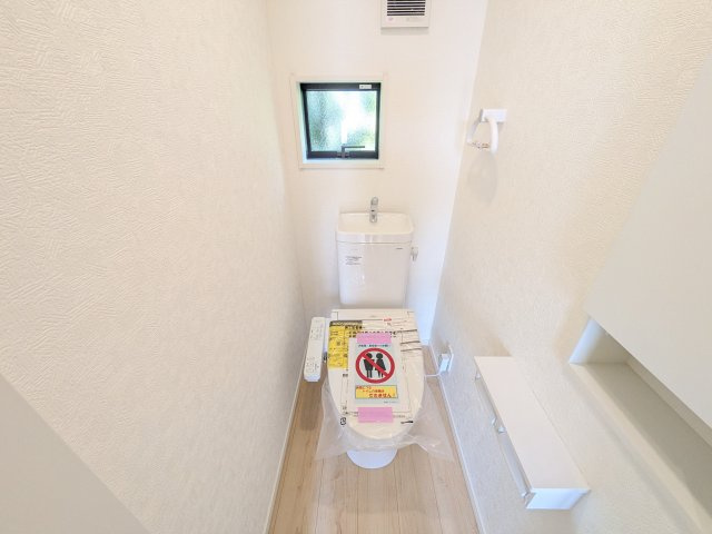 かすみがうら市下稲吉　第15　新築戸建て　５号棟のトイレ|少ない水でもパワフルに洗浄する節水設計。清潔さと機能性を両立させた、毎日気持ち良く使えるトイレ空間です。