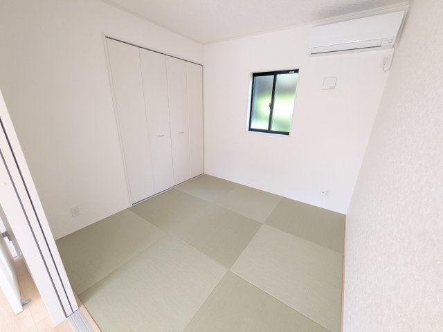 かすみがうら市下稲吉　第15　新築戸建て　５号棟の和室|琉球畳の和室は陽当たりも良く、落ち着ける空間です♪
リビングとの続き間になっているので、お子様の遊ぶスペースやお昼寝などにも使えます！
押し入れもあり収納にも困りません♪